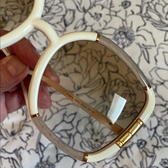 Tory Burch Cream with gold accents Oversized Sunglasses with case & cloth - Picture 9 of 15